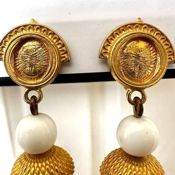 White and gold tone vintage drop clip on earrings - Picture 8 of 9